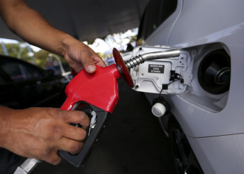 Preço médio do litro da gasolina cai R$ 0,20 nos postos de combustíveis